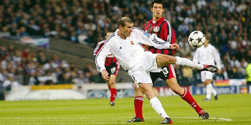 Zidane thực hiện một cú volley thành bàn từ góc hẹp đầy ấn tượng